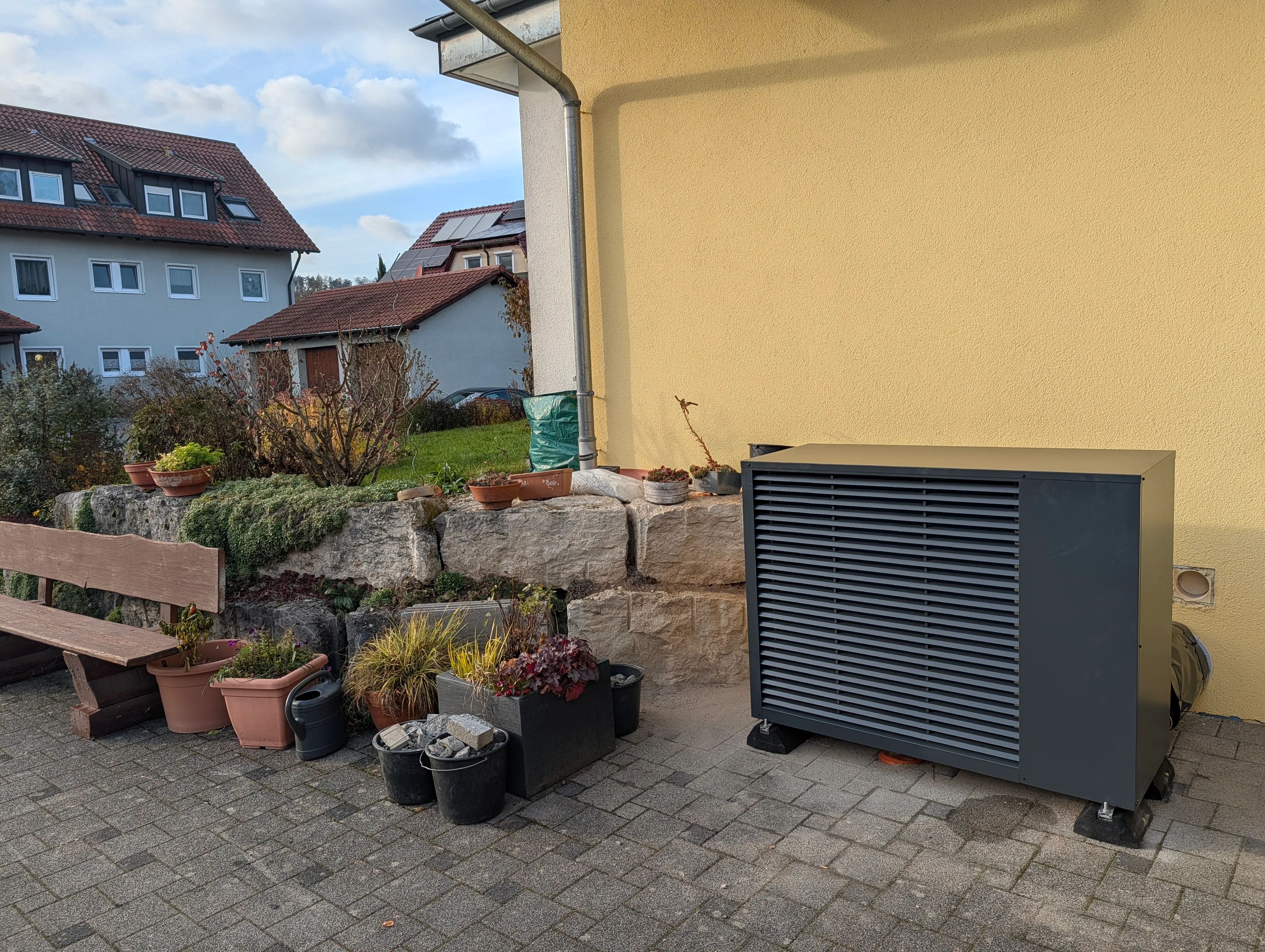 Waermepumpe neben der terrasse