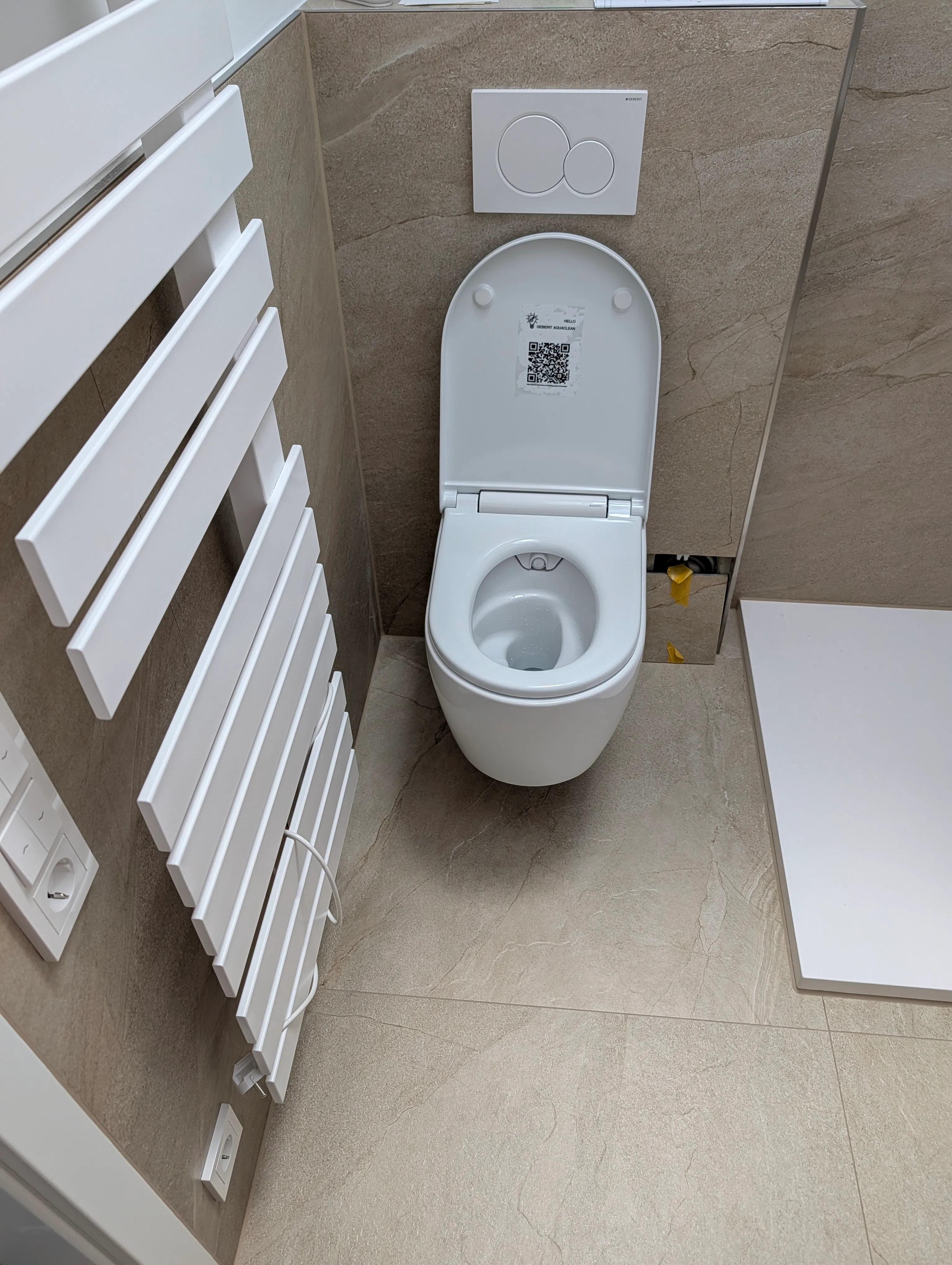 Wand wc mit handtuchheizkoerper