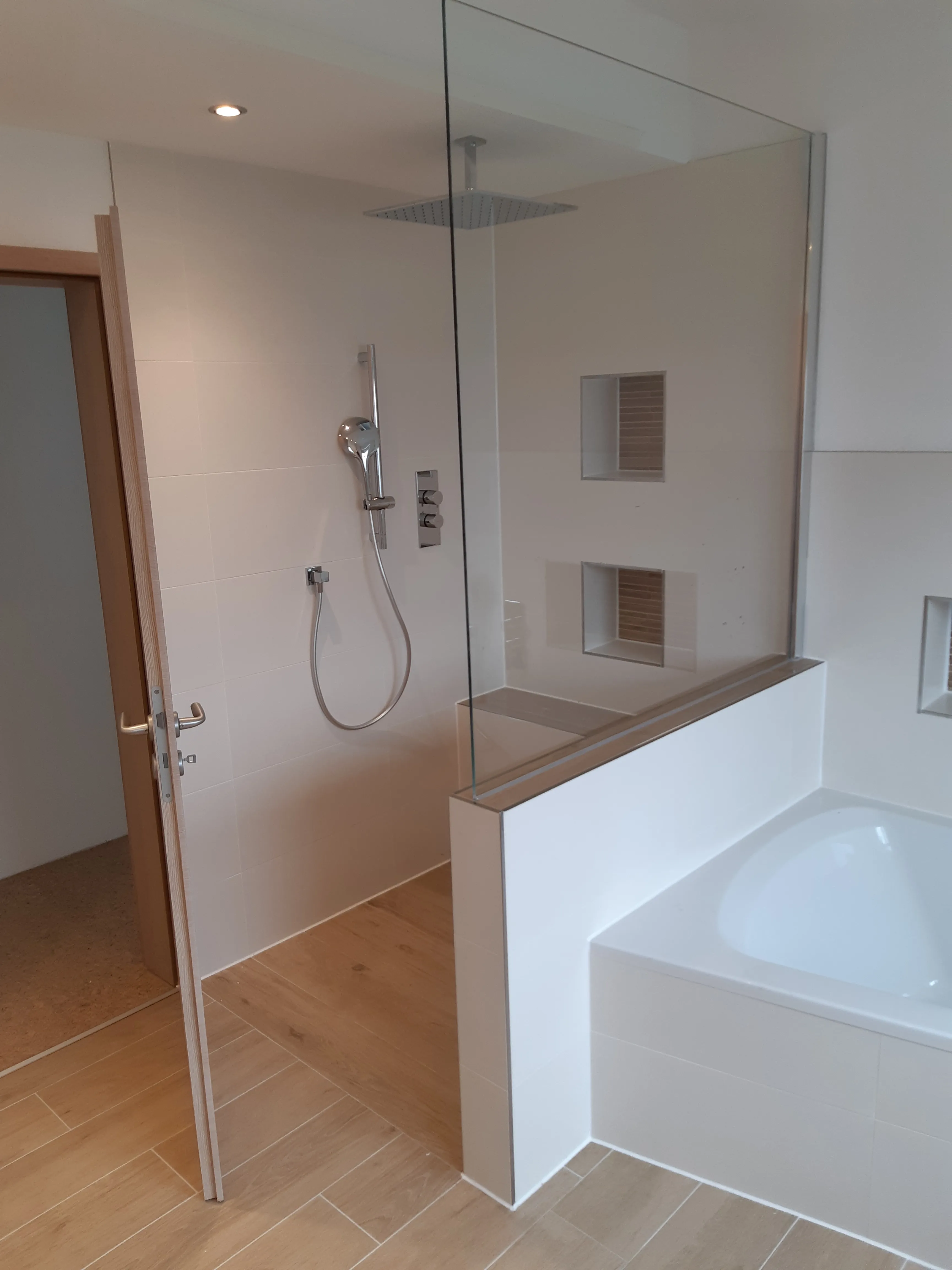 Bodengleiche dusche mit regenbrause