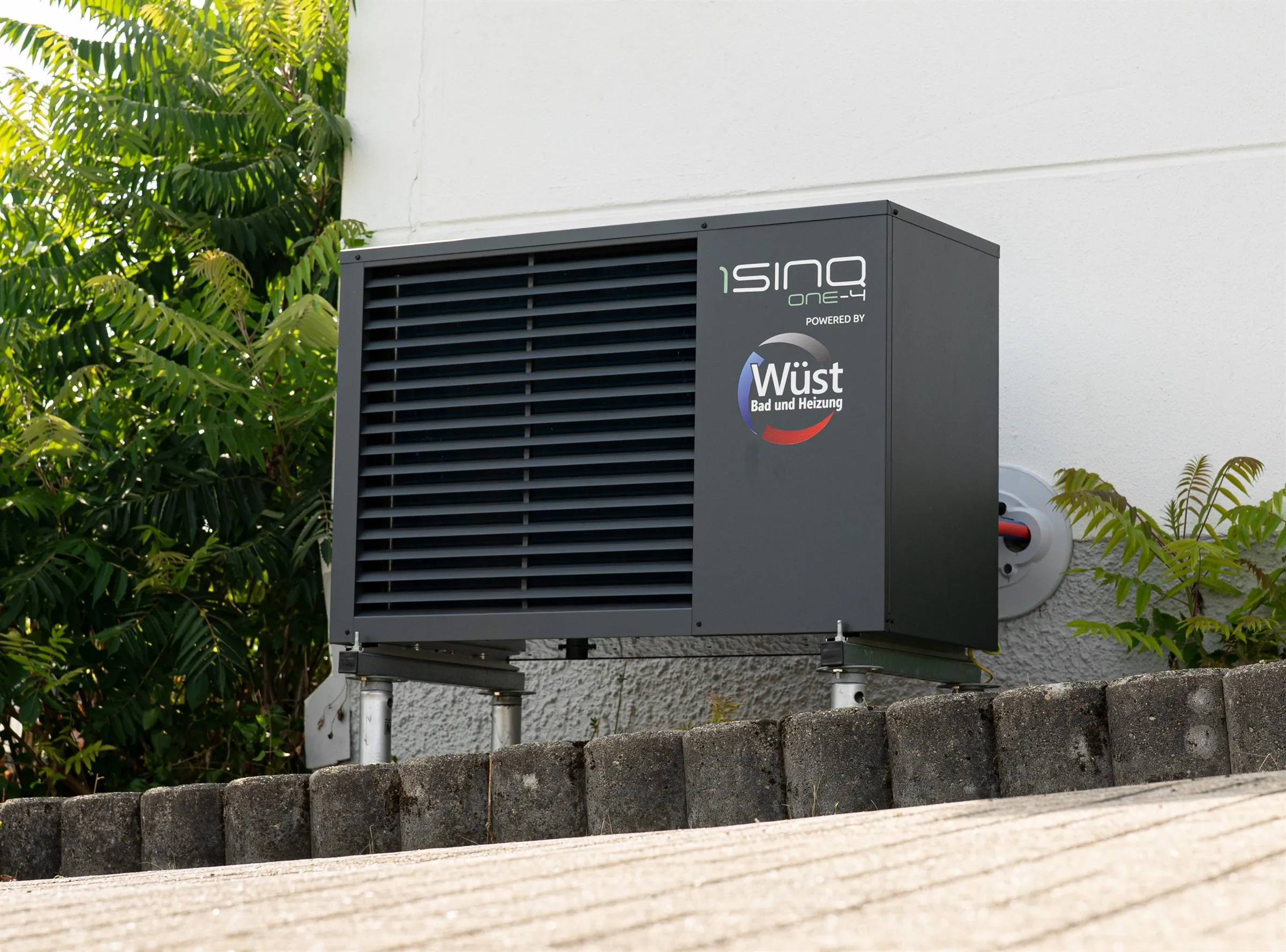 1SINQ One-4 Wärmepumpe, von uns an einem Wohnhaus installiert